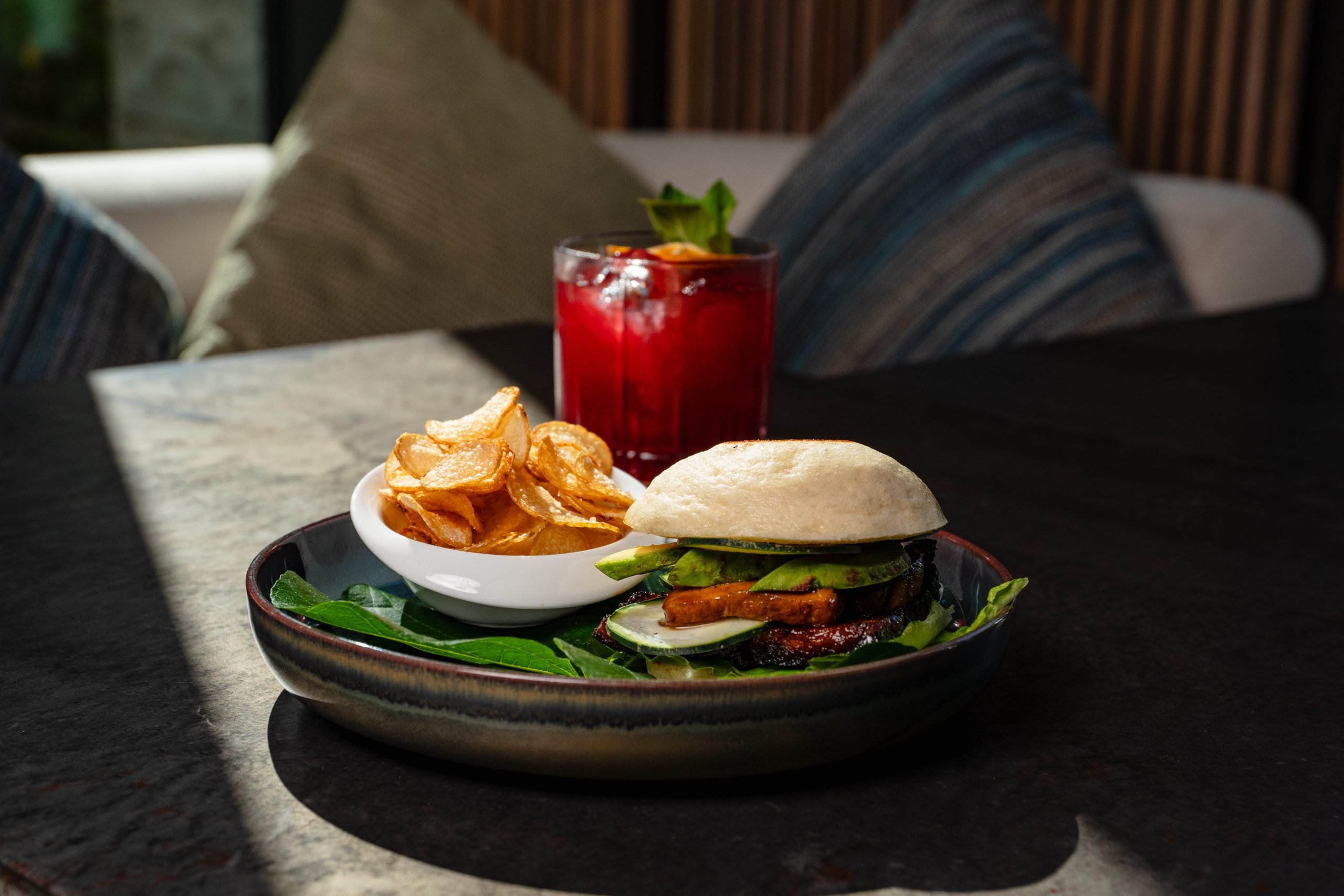 Hamburguesa Bao servida en Kengai, Conrad Tulum Riviera Maya.