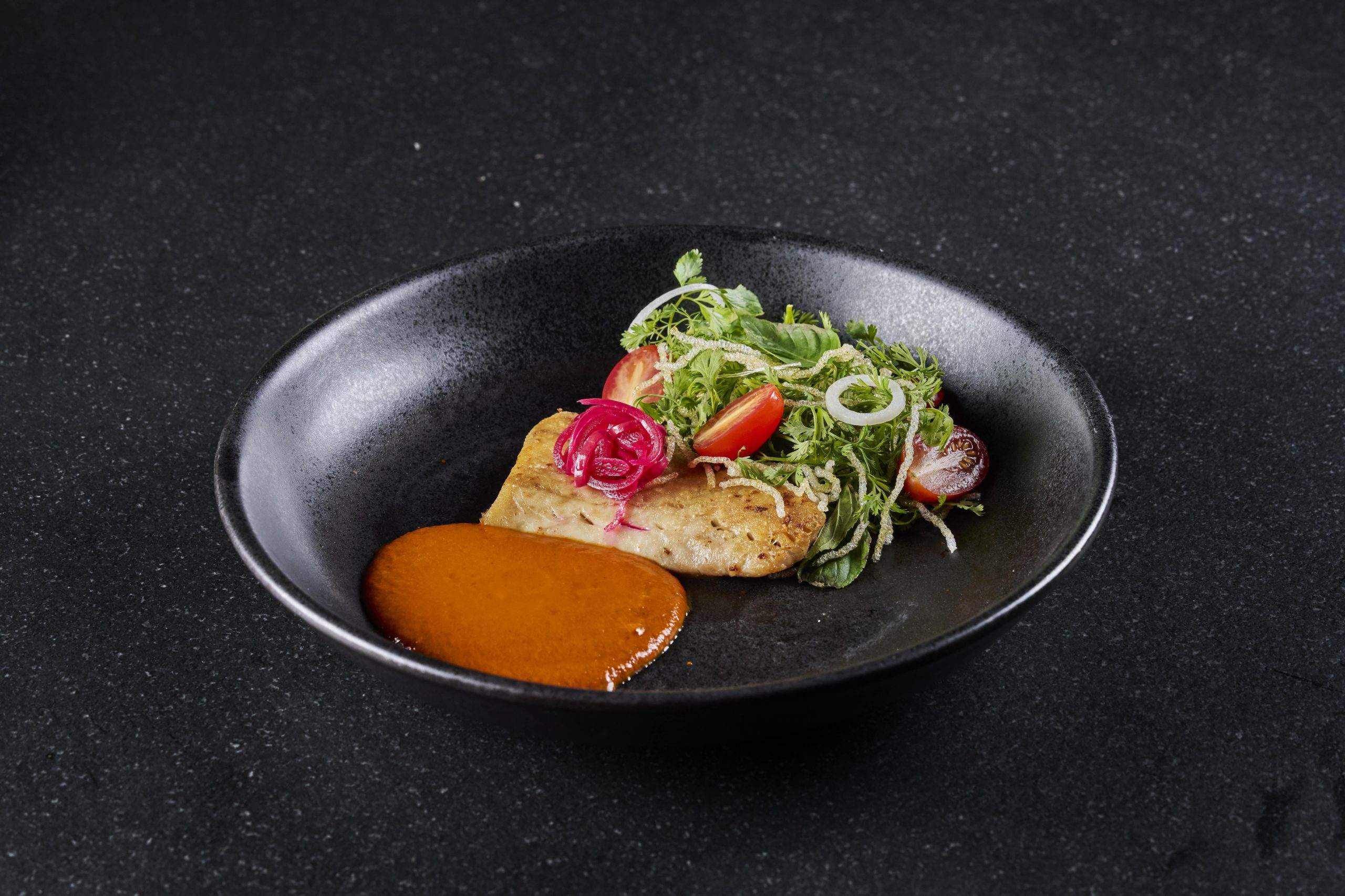 Curry rojo tailandés servido en Kengai, Conrad Tulum Riviera Maya.