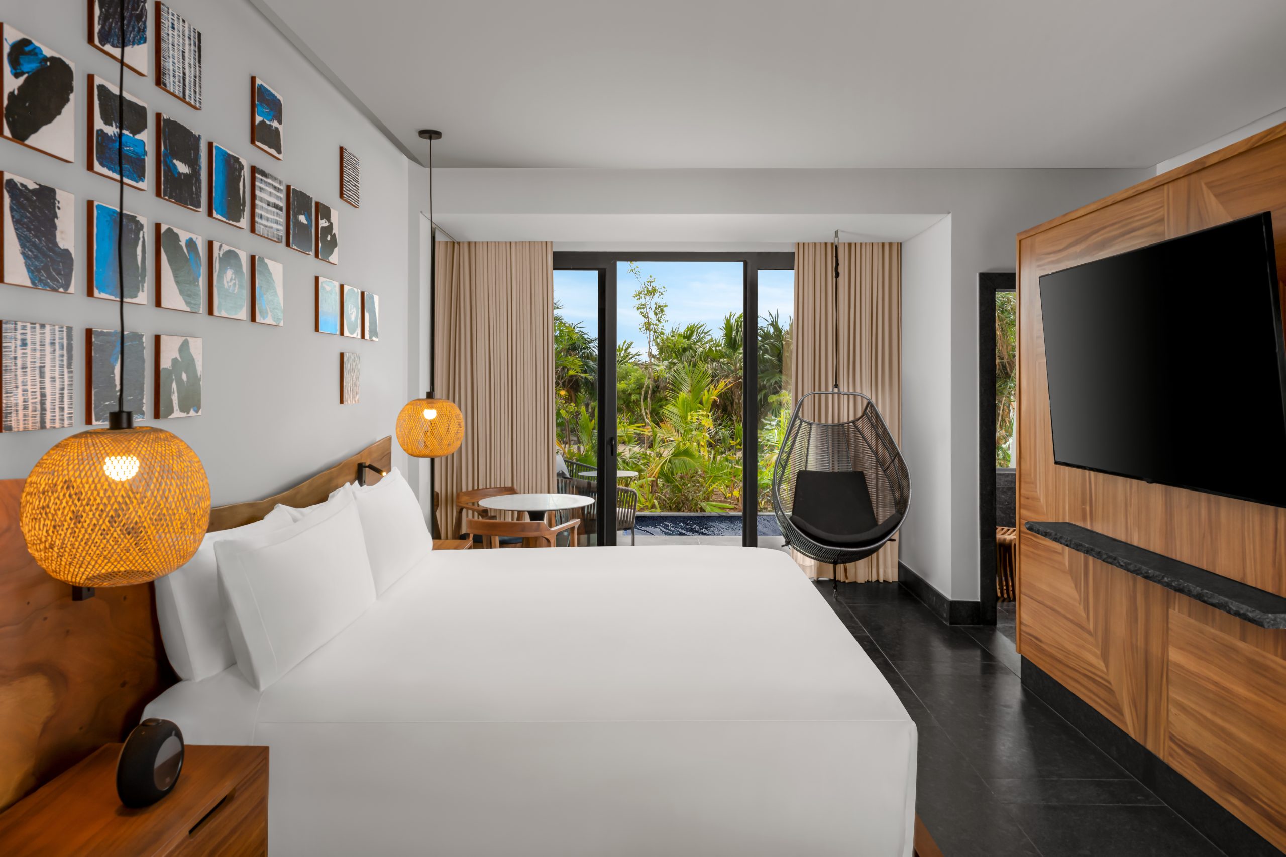 Tropical View Guestroom with King Bed