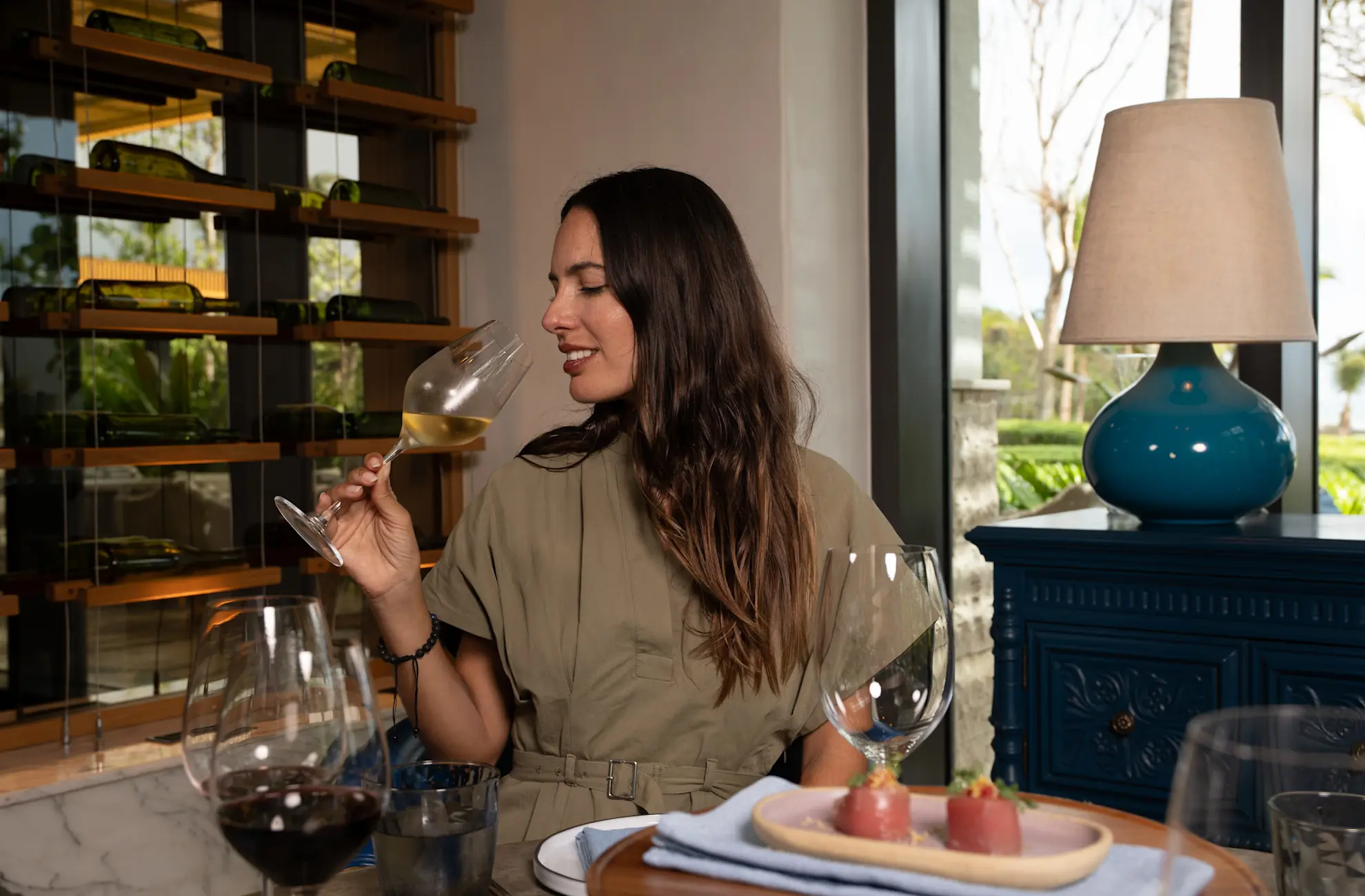 Una mujer cenando en el restaurante Maratea