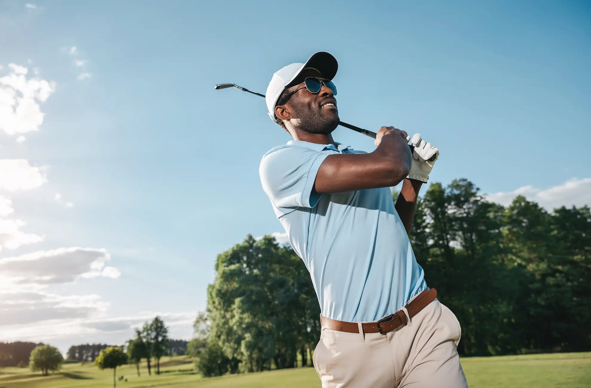 hombre jugando al golf bajo el sol