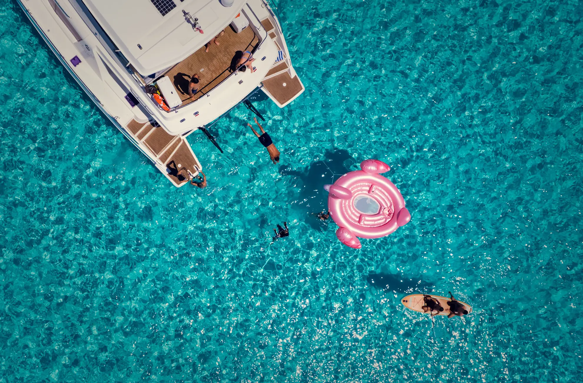 Personas en una balsa en el agua