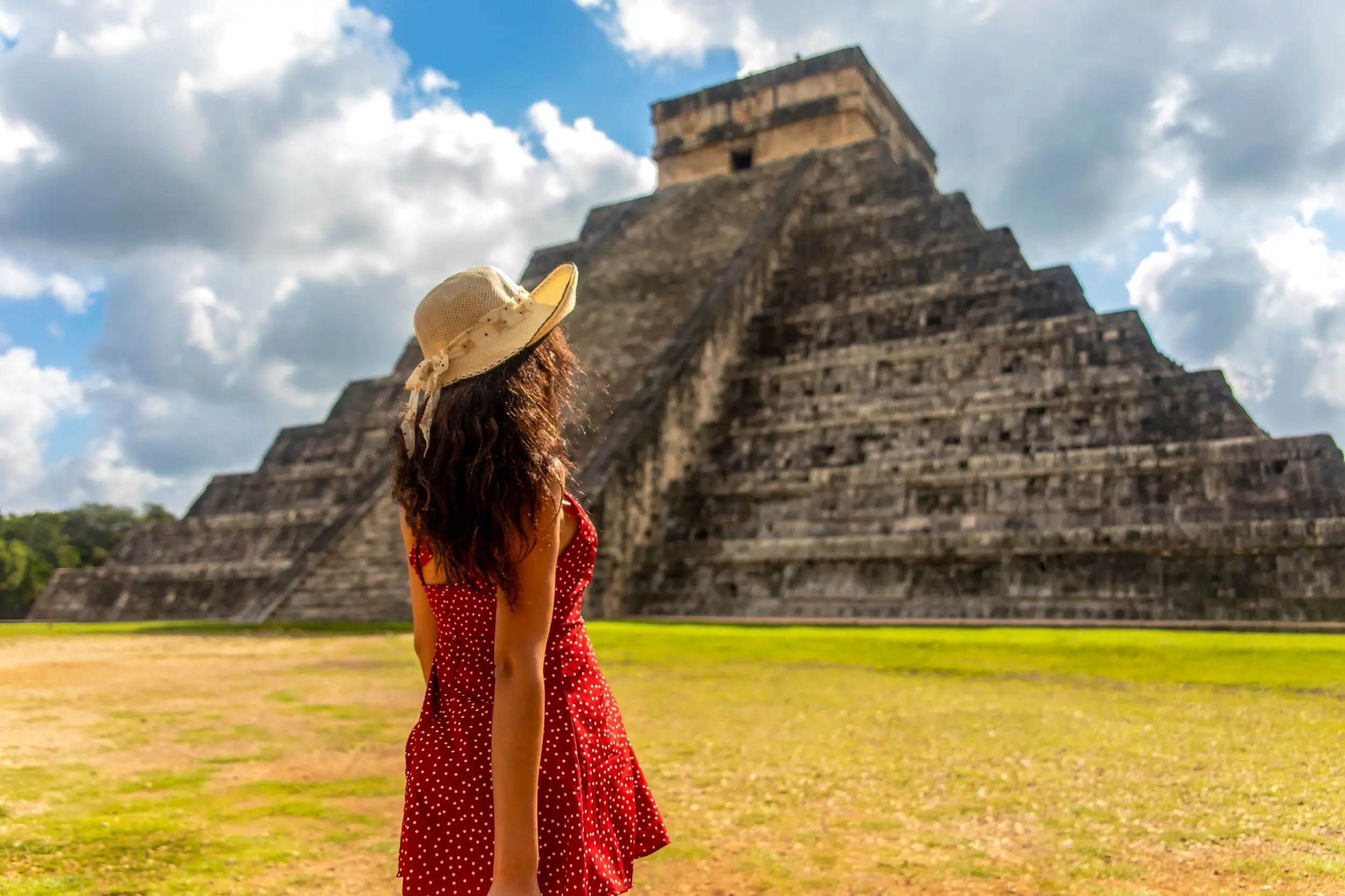 girl looking at chiche itza